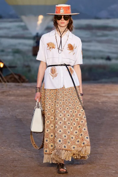 Look 16